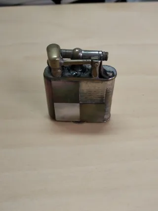 Mechero antiguo con incrustaciones