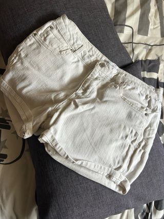 Dos shorts vaqueros blancos Bershka y Pull
