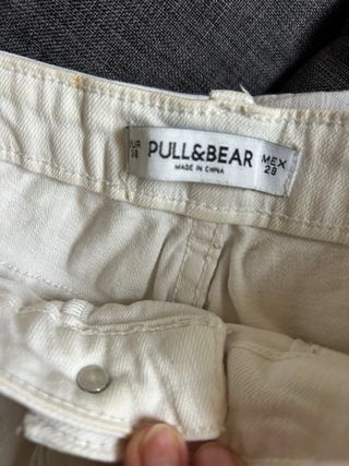 Dos shorts vaqueros blancos Bershka y Pull
