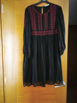 Vestido de gasa negro con bordado rojo e hilo plat