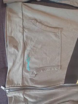 Sudadera con cremallera y cuello alto