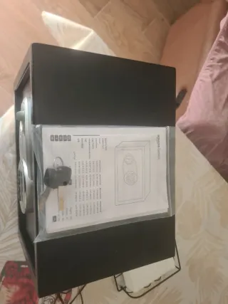 Caja fuerte negra y plateada