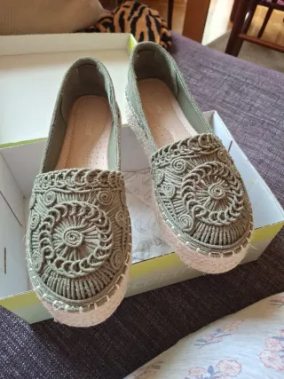 Alpargatas verdes y beige