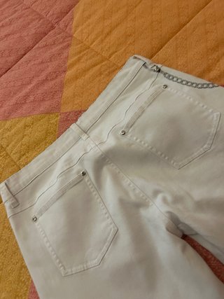 Jeans bianchi con ciondoli a cuore argento