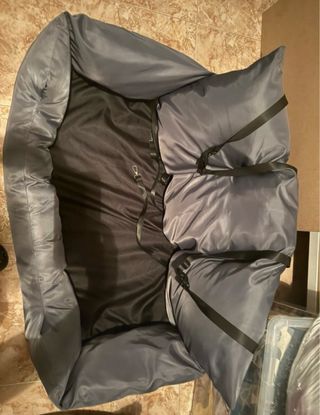 Cama para coche de perro gris
