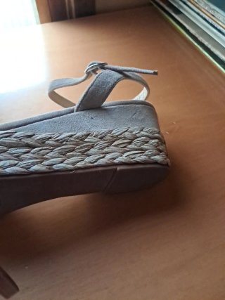 Sandalias cuña plataforma flecos y pedrería