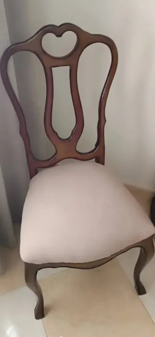 Mesa y sillas estilo victoriano