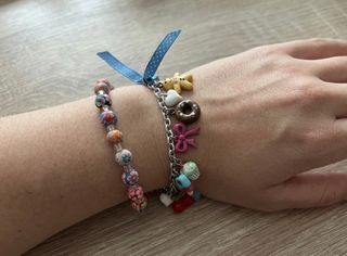 Braccialetti colorati con charm di cibo e fiocchi