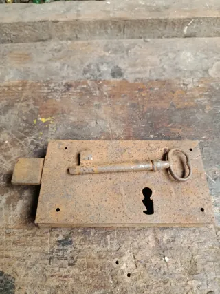 Antigua cerradura con llave