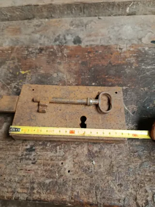 Antigua cerradura con llave
