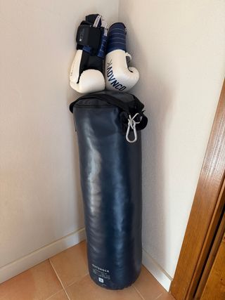 Saco de boxeo y guantes de entrenamiento