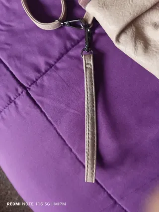 Bolso de mano rosa y beige con lazo