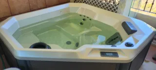 Jacuzzi 2 años gris y blanco
