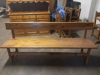 Mesa txoko madera con banco y sillas.