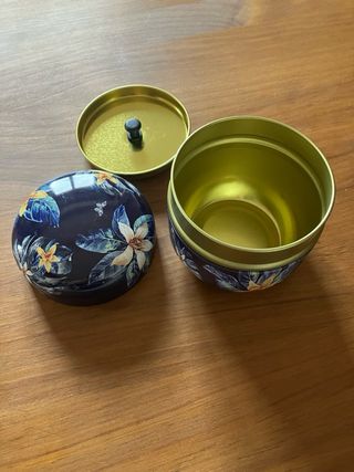 Caja metálica decorada para té