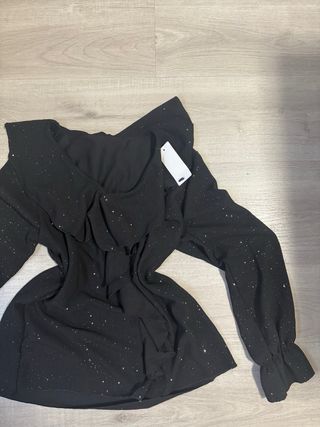 Blusa negra con detalles dorados talla única