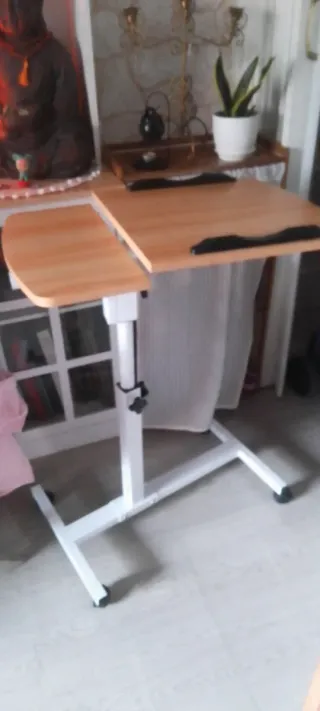 Mesa auxiliar con ruedas para cama/sofá