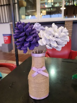Jarrón decorativo de piñas pintadas