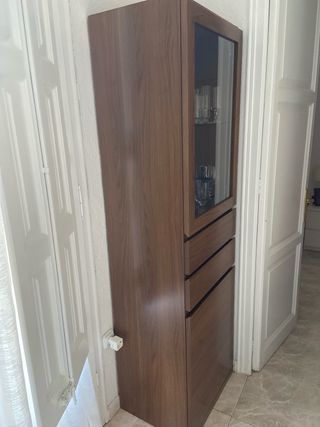Mueble vitrina de madera y cristal
