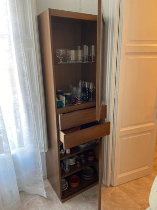 Mueble vitrina de madera y cristal