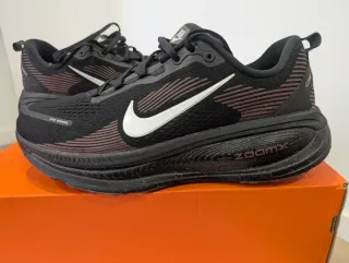 Nike Vomero 18 Talla 44 Negro/Marrón