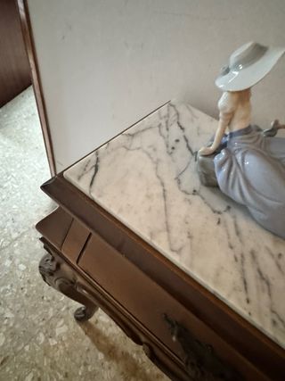 Recibidor de madera y mármol