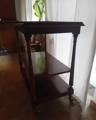Mesa de madera antigua con ruedas