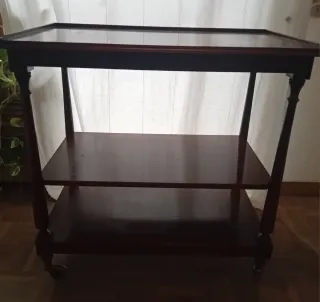 Mesa de madera antigua con ruedas