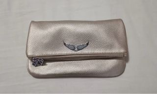 Bolso de mano dorado y plateado