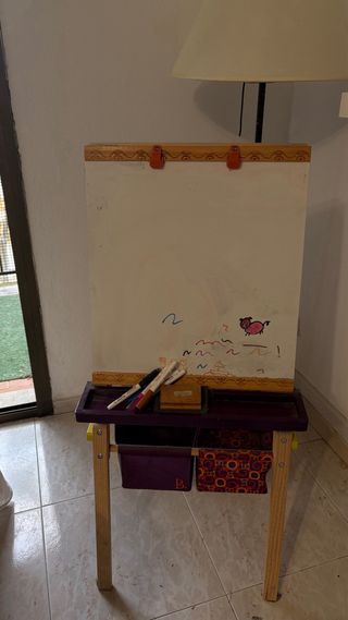 Pizarra infantil de madera.