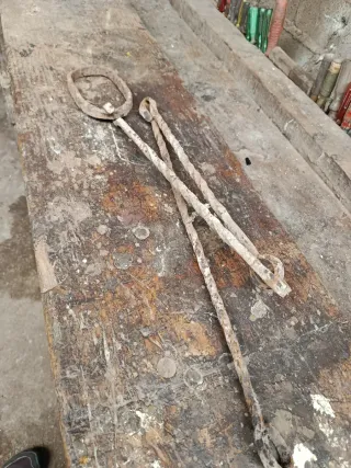 Antigua gramalleira de forja