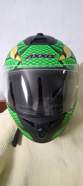 Casco de moto negro y amarillo,azul y negro,verde