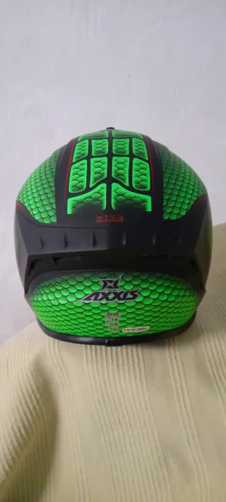 Casco de moto negro y amarillo,azul y negro,verde
