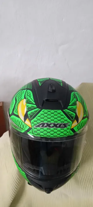 Casco de moto negro y amarillo,azul y negro,verde