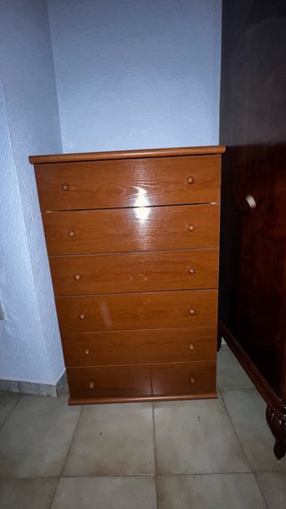 Cómoda de madera marrón