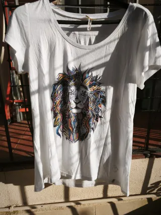 Camiseta Blanca con León Multicolor