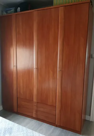 Armario ropero de madera