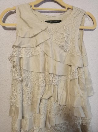 Vestido Zara volantes y encaje beige