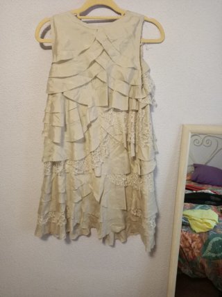 Vestido Zara volantes y encaje beige
