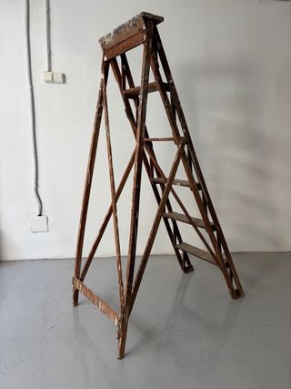 Escalera de madera decorativa