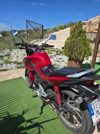 Moto Honda CB125F Roja