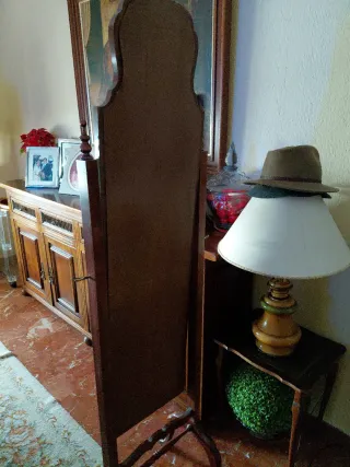 Espejo antiguo de madera con marco tallado
