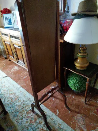 Espejo antiguo de madera con marco tallado