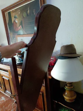 Espejo antiguo de madera con marco tallado