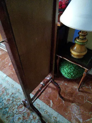 Espejo antiguo de madera con marco tallado