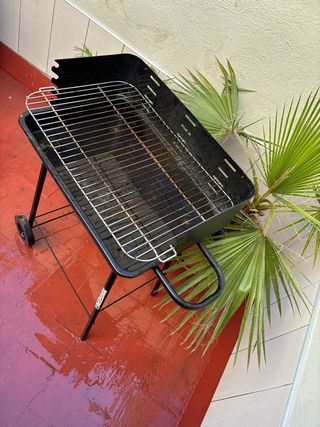 Barbacoa negra con ruedas