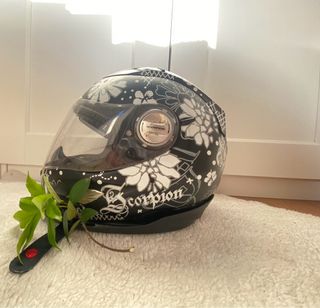 Casco Scorpion Negro con Diseño Floral