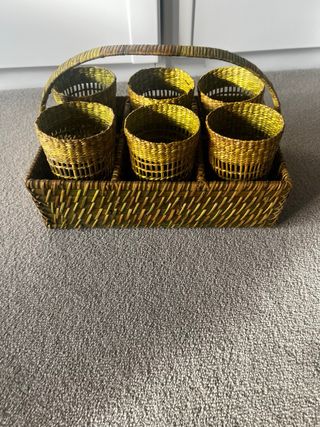 Cesta portavasos de mimbre