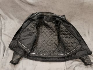 Chaqueta de Piel Negra y Roja
