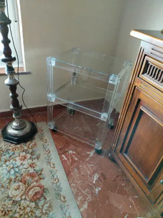 Mesa auxiliar cristal con ruedas